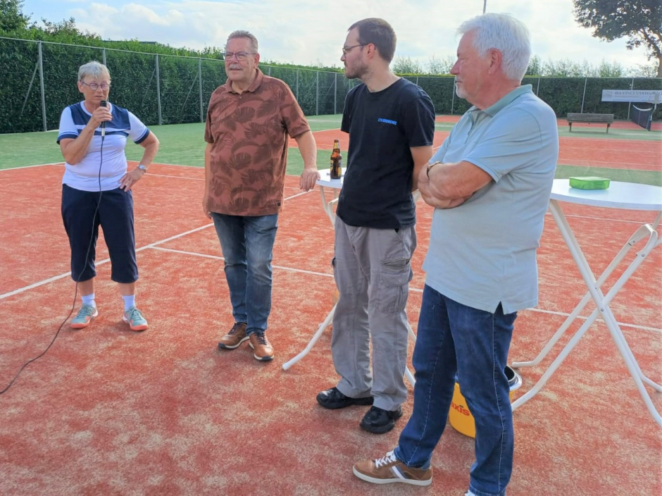 De organisatoren werden bedankt door een winnares